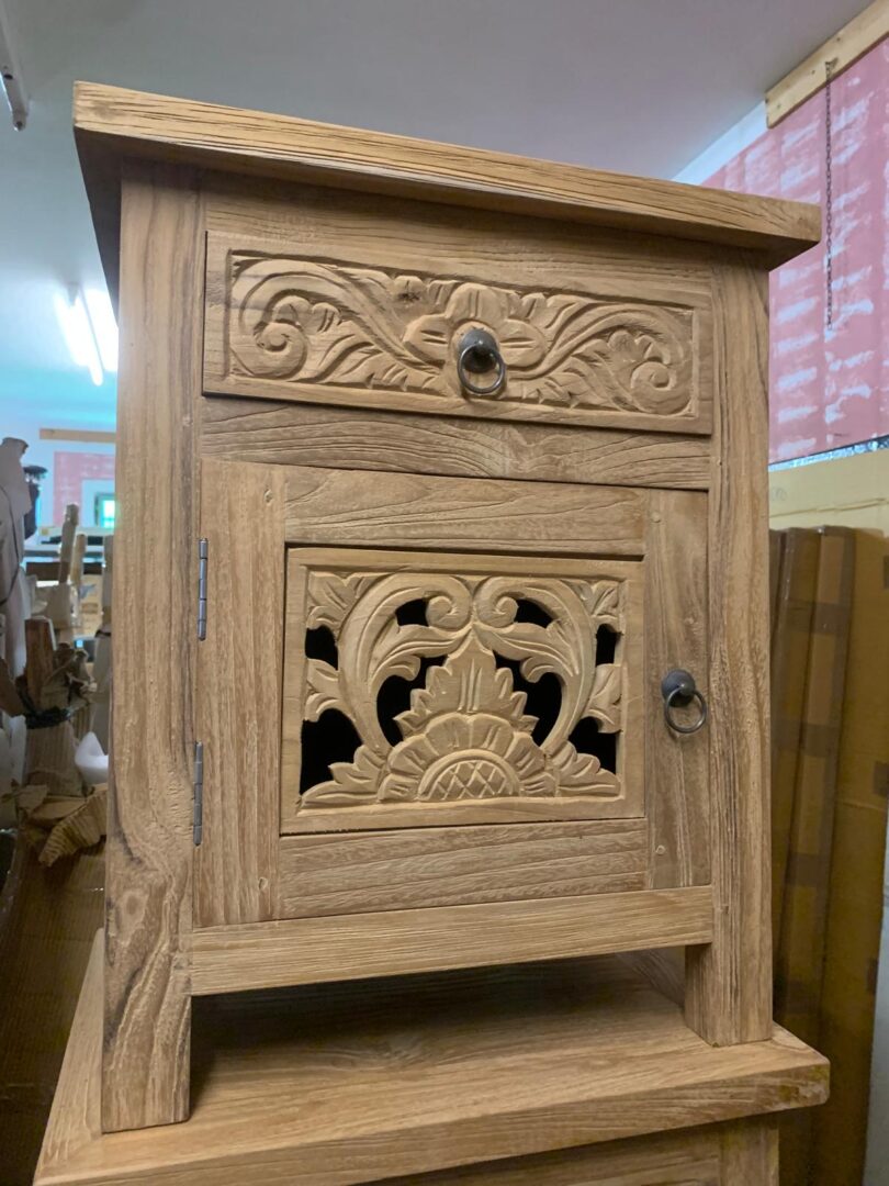 Comodino Teak Ric. Intagliato 1A 1Css